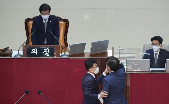 檢 수사권 축소 '형소법 개정안', 본회의 통과...오후 4시 靑국무회의 예정(2보)