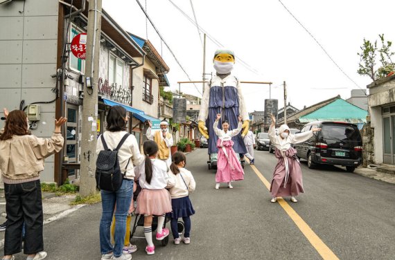 전남 목포시가 오는 7일 근대역사문화공간 일원에서 '목포명물 옥단이! 잔칫집으로 마실가다!'를 시작으로 '2022 생생문화재'를 운영한다.사진=목포시 제공