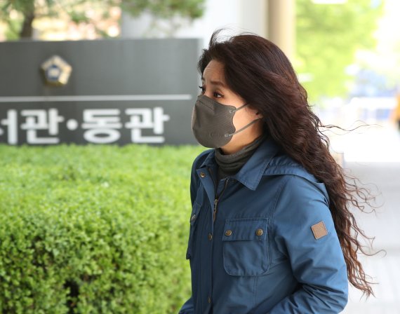 구조한 동물들을 무분별하게 안락사했다는 의혹을 받는 박소연 전 케어 대표가 지난 5월 3일 오전 서울 서초구 서울중앙지법에서 열린 공판에 출석하고 있다. /사진=뉴스1