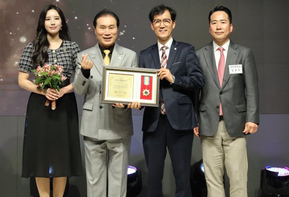 기능성 '회전신발'을 세계 최초로 개발해 보급 중인 최해욱 (주)슈넥스 회장이 대한민국 예술문화인대상 조직위원회가 수여하는 기업인 신기술 혁신대상을 수상하는 영예를 안았다. 2020 미스코리아 선 이화선씨와 박희영 대회장, 최 회장, 김동국 조직위원장(왼쪽부터)이 포즈를 취하고 있다. 사진=(주)슈넥스 제공