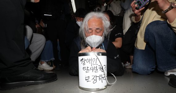 출근길 시위 재개한 전장연, 오체투지로 열차 탑승 [뉴시스Pic]