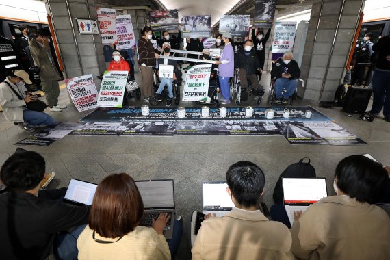 출근길 시위 재개한 전장연, 오체투지로 열차 탑승 [뉴시스Pic]