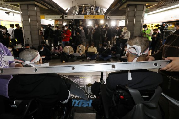 출근길 시위 재개한 전장연, 오체투지로 열차 탑승 [뉴시스Pic]