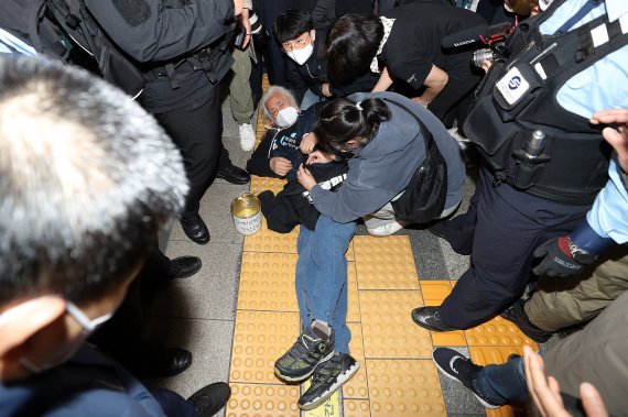 출근길 시위 재개한 전장연, 오체투지로 열차 탑승 [뉴시스Pic]