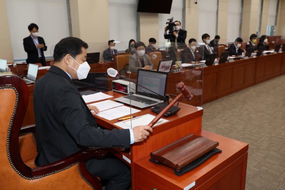 박대출 국회 환경노동위원장이 3일 오전 서울 여의도 국회에서 열린 환경노동위원회 전체회의에서 한화진 환경부 장관 후보자 인사청문경과보고서 채택의 건을 상정하며 의사봉을 두드리고 있다. 사진=박범준 기자