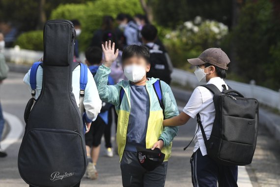 [서울=뉴시스] 사진공동취재단 = 전국 모든 학교에서 정상 등교가 이뤄진 2일 서울 광진구 광장초등학교 학생들이 등교하고 있다. 2022.05.02. photo@newsis.com