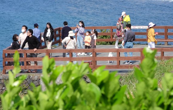 지난 2일 오후 제주 시내권 대표적인 관광지인 용두암에 관광객들이 찾아와 즐거운 시간을 보내고 있다. 뉴시스 제공