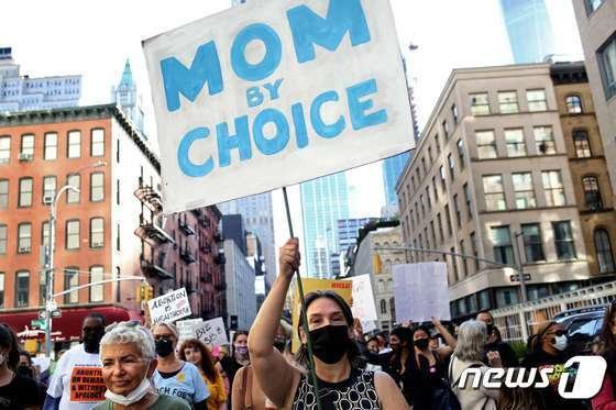 지난해 10월2일(현지시간) 미국 뉴욕주 맨하튼 소재 워싱턴스퀘어공원 일대에서 여성 낙태권 보장을 위한 집회 시위가 열렸다. © AFP=뉴스1