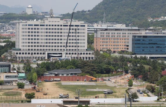 3일 오후 서울 용산구 국방부 청사 인근 용산 미군기지 일대에서 새 대통령 집무실 진입로 정비공사가 한창이다. 뒤쪽 국방부 청사에선 크레인과 사다리차 등이 투입돼 집무실 이사 작업이 진행되고 있다. 뉴스1.