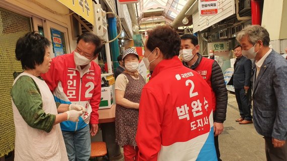 [거창=뉴시스] 박완수 경남도지사 후보와 구인모 거창군수 후보가 3일 거창 전통시장에서 민생탐방을 하고있다. *재판매 및 DB 금지