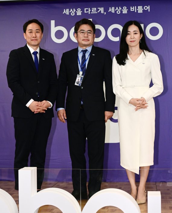 정세영 IHQ 이사(왼쪽부터), 박종진 총괄 사장, 정혜전 상무가 3일 오후 서울 중구 롯데호텔 서울에서 열린 IHQ의 신규 모바일 OTT '바바요' 론칭 기념 기자간담회에서 포토타임을 갖고 있다. 2022.5.3/뉴스1 © News1 김진환 기자