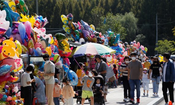 전주동물원에서 시민들이 즐거운 시간을 보내고 있다./© 뉴스1 이지선기자