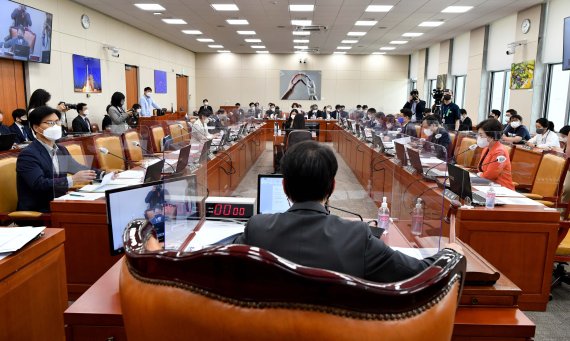 이원욱 과학기술정보방송통신위원회 위원장이 26일 오후 서울 여의도 국회에서 열린 이종호 과학기술정보통신부 장관 후보자 인사청문회 실시계획서 채택 및 법안처리를 위한 과학기술정보방송통신위원회 전체회의에서 의사봉을 두드리고 있다. (공동취재) 2022.4.26/뉴스1 © News1 이재명 기자