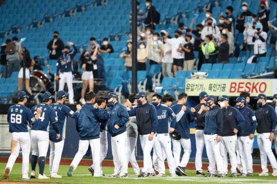 3일 오후 대구 삼성라이온즈파크에서 열린 프로야구 '2022 신한은행 SOL KBO리그' NC 다이노스와 삼성 라이온즈의 경기, 10대6 승리를 거둔 NC 선수들이 기뻐하고 있다. 2022.5.3/뉴스1 © News1 공정식 기자