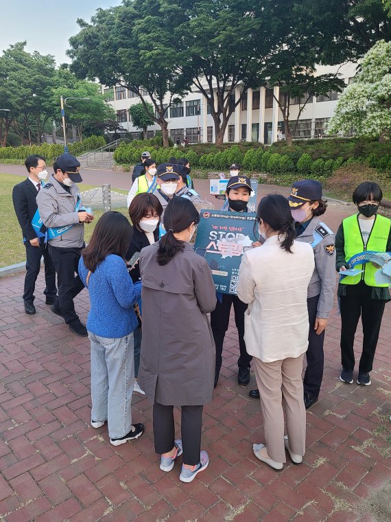 대구경찰청은 경북대학교에서 대구시 여성가족재단·경찰·경북대학교 인권서포터즈 등과 함께 '여성안전 캠퍼스 만들기' 조성을 위한 교내 불법촬영 카메라 합동 점검 및 스토킹 예방 홍보 활동을 전개했다. *재판매 및 DB 금지