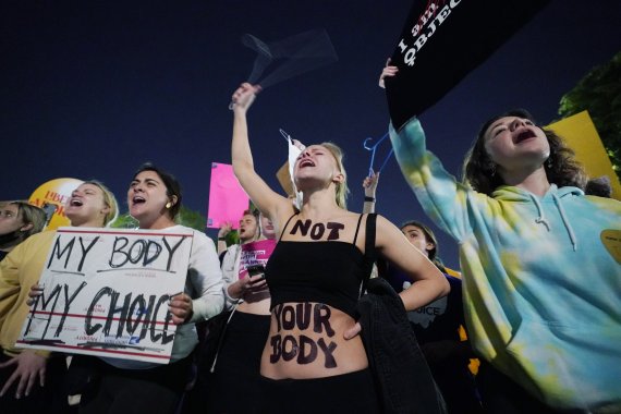 [워싱턴=AP/뉴시스]3일(현지시간) 새벽 미국 워싱턴DC 연방대법원 앞에서 '로 대 웨이드' 판결 관련 의견서 유출을 두고 여성들이 시위를 벌이고 있다. 2022.05.03.