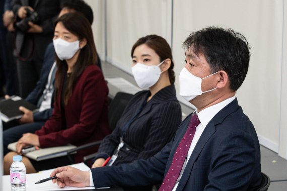 [과천=뉴시스] 최동준 기자 = 4일 경기 과천시 정부과천청사 고위공직자범죄수사처에서 이대환(오른쪽) 수사1부장 직무대리 등 관계자들이 고발사주 의혹 수사결과 브리핑에 참석해 있다. (공동취재사진) 2022.05.04. photo@newsis.com