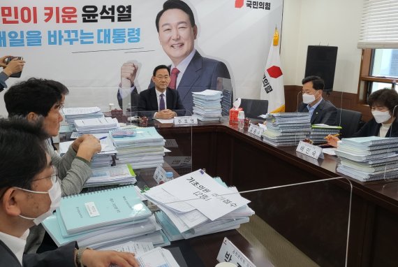 국민의힘 대구시당 공천관리위원회가 4일 대구 수성구 범어동 국민의힘 대구시당에서 회의를 열고 7개 기초단체장 후보 공천과 관련해 논의를 하고 있다. 2022.5.4/뉴스1 © News1 남승렬 기자