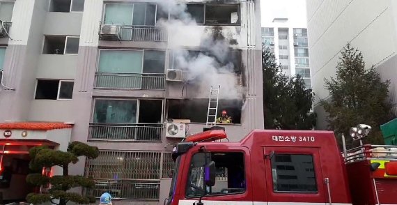 방청과 한국소비자원은 에탄올을 연료로 사용하는 장식용 화로 관련 화재 사고가 빈발하면서 소비자 안전주의보를 발령했다. 사진은 지난 1월 대전의 한 아파트에서 에탄올 화로 취급 부주의로 발생한 화재사고 모습. 이 화재로 7명이 다쳤다. 소방청 제공