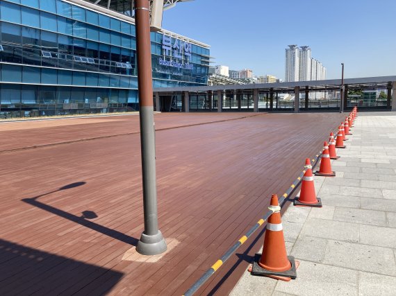 4일 북항 1단계 재개발사업 공공시설 전면 개방과 함께 조성된 부산항 하늘광장의 폭 60m의 보행데크.2022.5.4/© 뉴스1 백창훈 기자