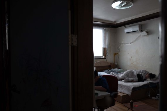 [서울=뉴시스] 정병혁 기자 = 할머니와 소희(가명), 동생 진우(가명)가 생활하는 방의 모습. 2022.05.05. jhope@newsis.com
