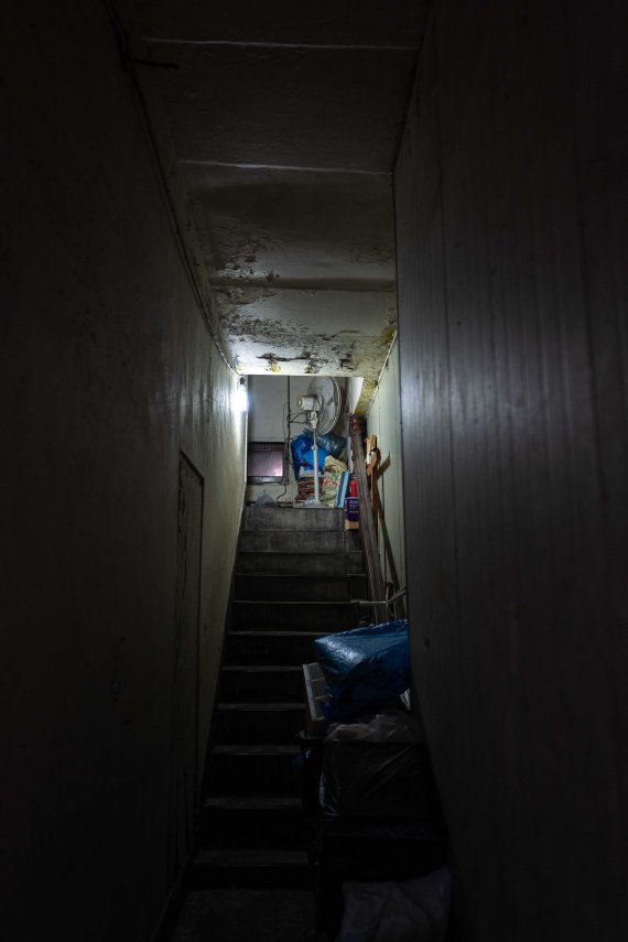 [서울=뉴시스] 정병혁 기자 =소희(가명)네 집 입구. 2022.05.05. jhope@newsis.com