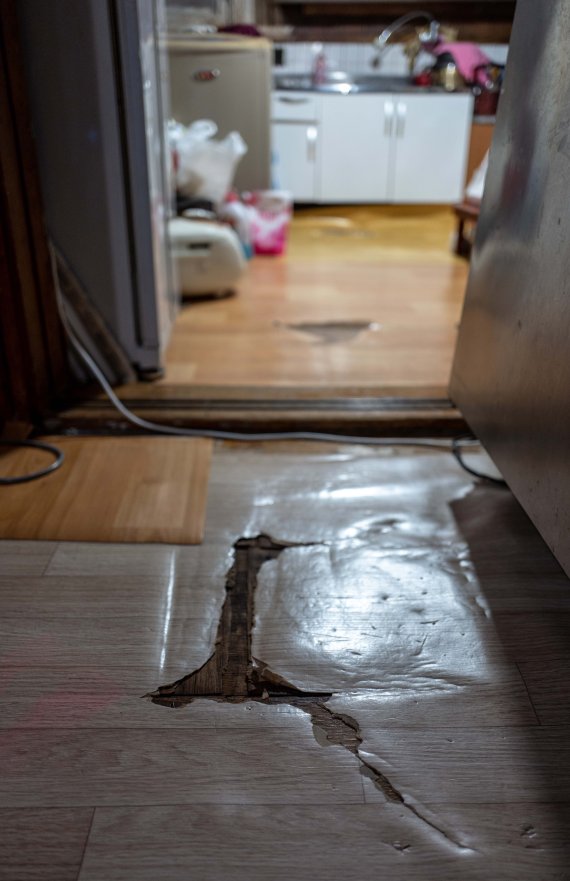 [서울=뉴시스] 정병혁 기자 = 까진 장판. 2022.05.05. jhope@newsis.com