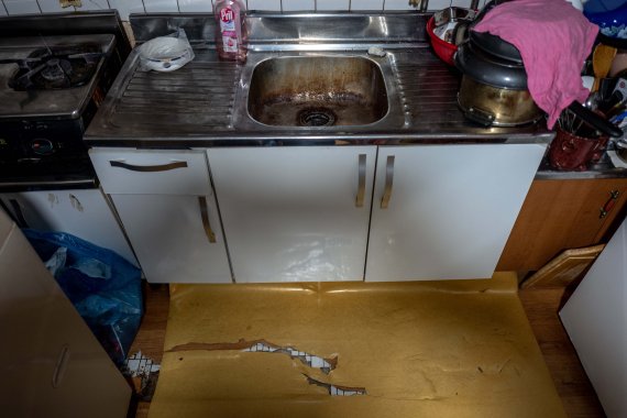 [서울=뉴시스] 정병혁 기자 = 녹슨 씽크대와 까진 장판. 2022.05.05. jhope@newsis.com