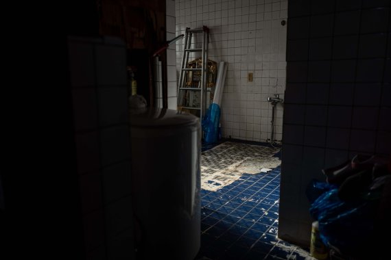 [서울=뉴시스] 정병혁 기자 = 바닥 타일이 깨진 화장실. 2022.05.05. jhope@newsis.com