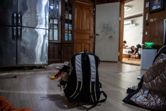 [서울=뉴시스] 정병혁 기자 = 가족이 살고 있는 집에 소희(가명)의 짐이 놓여 있다. 2022.05.05. jhope@newsis.com