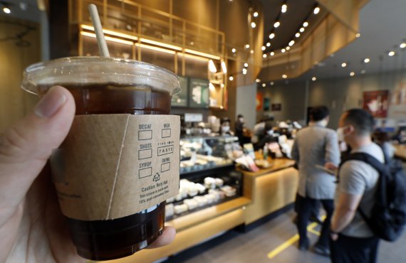 올해 초 스타벅스를 필두로 할리스, 투썸플레이스, 커피빈 등 커피제품의 평균가격을 모두 올랐다. 사진은 서울의 한 커피전문점 모습. /뉴시스