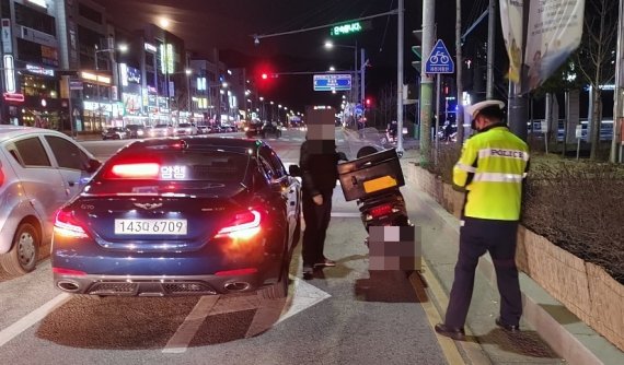 법규 위반 이륜차 단속 현장.(충북경찰청 제공)./© 뉴스1