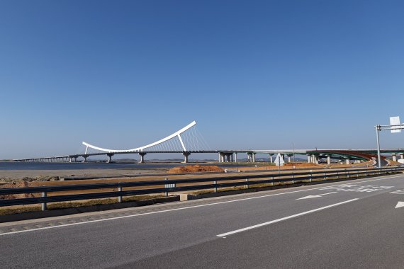 새만금 동서도로에서 바라 본 남북도로의 723m 리버스 아치교. 새만금개발청 제공