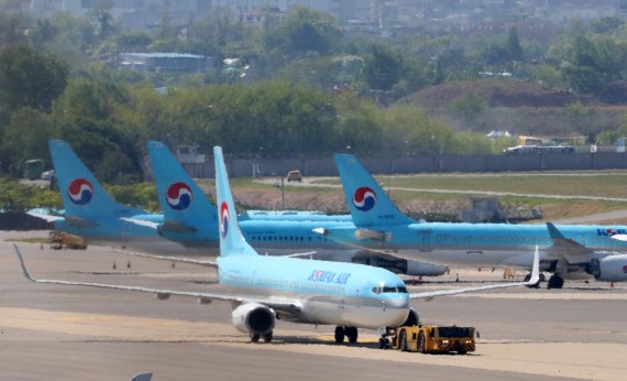 지난 5일 오전 서울 강서구 김포국제공항에서 대한항공 소속 항공기들이 운항을 기다리고 있다. 뉴시스