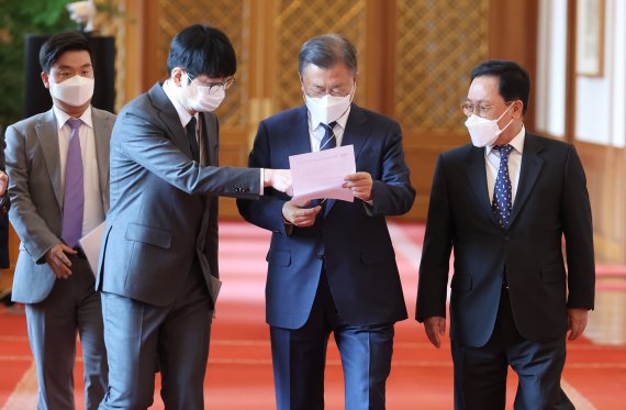 문재인 대통령이 4일 청와대 본관에서 백서 발간 기념 국정과제위원회 초청 오찬에 앞서 열린 백서 전달식에 입장하며 탁현민 의전비서관과 대화하고 있다. 2022.05.04. photo1006@newsis.com /사진=뉴시스