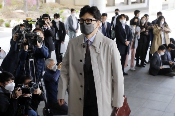 한동훈 법무부 장관 후보자가 지난달 15일 서울 서초구 서울고등검찰청에 마련된 인사청문회 준비 사무실로 출근하고 있다. 2022.04.15. 사진=뉴시스