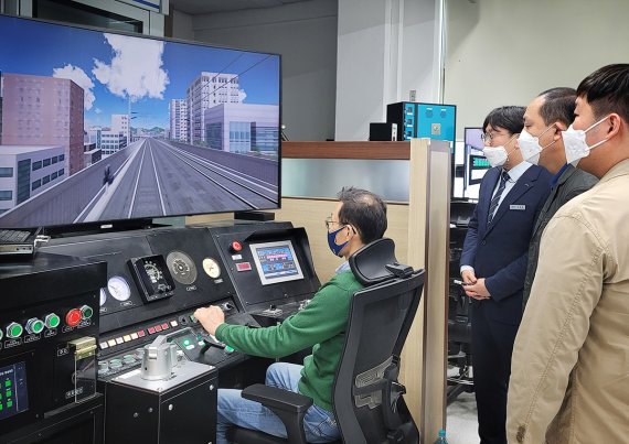 지난 2~4일까지 코레일 인재개발원에서 열린 ‘철도 정책과 운영의 이해’ 과정에 참여한 한 참석자가 KTX운전 시뮬레이터를 체험하고 있다.