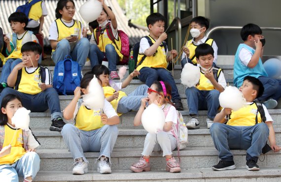 [서울=뉴시스] 조성우 기자 = 어린이들이 4일 오후 서울 송파구 석촌호수공원 내 서울놀이마당에서 열린 '어린이날 100주년 기념' 2022 송파키움센터 연합회와 함께 하는 어린이날 놀이한마당에서 솜사탕을 먹고 있다. 2022.05.04. xconfind@newsis.com
