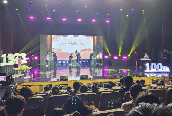 [창원=뉴시스] 홍정명 기자= 5일 오전 경남MBC홀에서 경남도와 창원시, MBC경남 공동 주최로 열린 '제44회 경남어린이 큰잔치'에 참석한 주요 인사들이 화분 물주기 퍼포먼스를 하고 있다.(사진=경남도 제공) 2022.05.05. photo@newsis.com