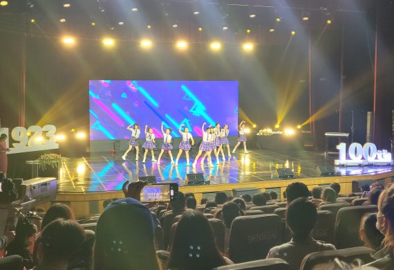 [창원=뉴시스] 홍정명 기자= 5일 오전 경남MBC홀에서 경남도와 창원시, MBC경남 공동 주최 '제44회 경남어린이 큰잔치' 2부 행사로 축하공연이 펼쳐지고 있다.(사진=경남도 제공) 2022.05.05. photo@newsis.com