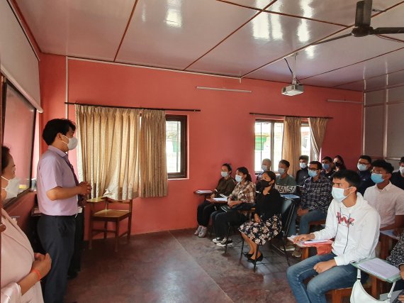 한국 이주를 앞둔 노동자들이 네팔에서 ‘한국의 근로기준법’ 관련 교육을 받는 모습. 사진=코이카(KOICA) 제공