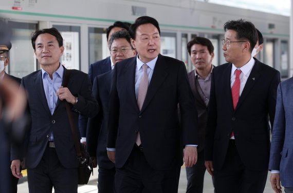 [서울=뉴시스] 인수위사진기자단 = 윤석열 대통령 당선인이 4일 강원 춘천역을 방문해 철도 인프라 구축 현장을 점검하고 있다. 윤 당선인은 GTX-B 노선 춘천 연장과 춘천과 속초를 잇는 동서고속화철도의 조기 완공 등 대선 주요 공약의 이행을 약속하고 현장을 점검했다. 2022.05.04. photo@newsis.com /사진=뉴시스