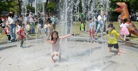 어린이날 맞아 전북 전주시청 노송광장에서 뛰어노는 아이들 자료사진. 뉴시스
