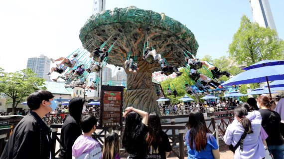 100번째 어린이날인 5일 서울 송파구 롯데월드를 찾은 시민들이 놀이기구를 타며 즐거운 시간을 보내고 있다. 2022.5.5/뉴스1 © News1 장수영 기자