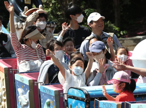 제100주년 어린이날인 5일 경기 용인 처인구 에버랜드를 찾은 어린이들과 가족들이 놀이기구를 타며 즐거운 시간을 보내고 있다. 2022.5.5/뉴스1 © News1 김영운 기자