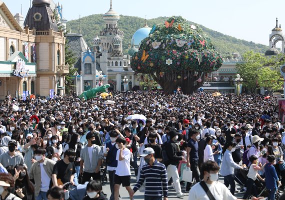 제100주년 어린이날인 5일 경기 용인 처인구 에버랜드를 찾은 어린이들과 가족들이 파크 내로 입장을 하고 있다. 2022.5.5/뉴스1 © News1 김영운 기자