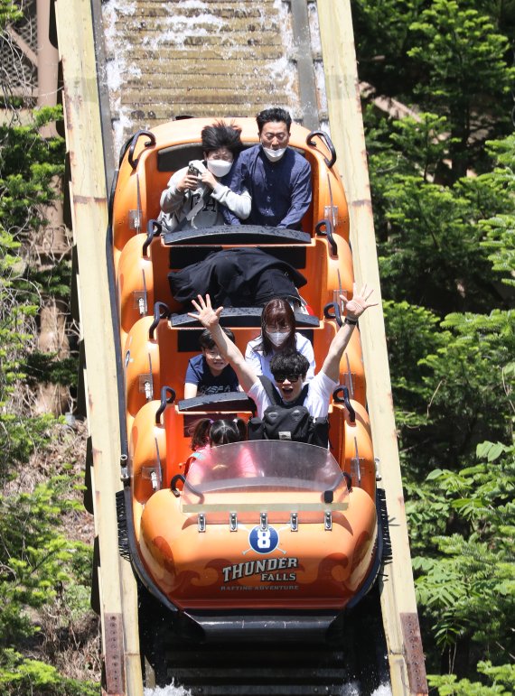 제100주년 어린이날인 5일 경기 용인 처인구 에버랜드를 찾은 어린이들과 가족들이 놀이기구를 타며 즐거운 시간을 보내고 있다. 2022.5.5/뉴스1 © News1 김영운 기자