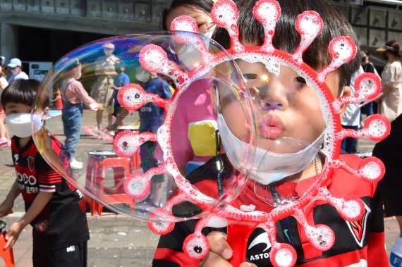 제100주년 어린날인 5일 포항 스틸야드를 찾은 어린이들이 비누방울 놀이를 하며 즐거운 시간을 보내고 있다. 2022.5.5/뉴스1 © News1 최창호 기자