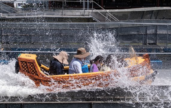 어린이날인 5일 서울 광진구 서울어린이대공원을 찾은 어린이들과 가족들이 놀이기구를 타며 즐거운 시간을 보내고 있다. 2022.5.5/뉴스1 © News1 이재명 기자