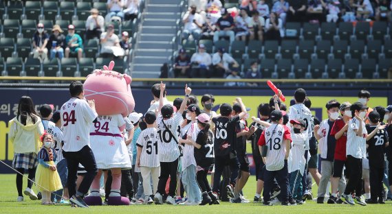어린이날 100주년인 5일 오후 서울 송파구 잠실야구장에서 열리는 프로야구 '2022 신한은행 SOL KBO리그' 두산 베어스와 LG 트윈스의 경기를 앞두고 그라운드에서 어린이날 행사가 진행되고 있다. 2022.5.5/뉴스1 © News1 김진환 기자